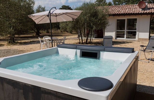 Wonderful private villa with WIFI, A/C, pool, TV, pets allowed, panoramic view and parking