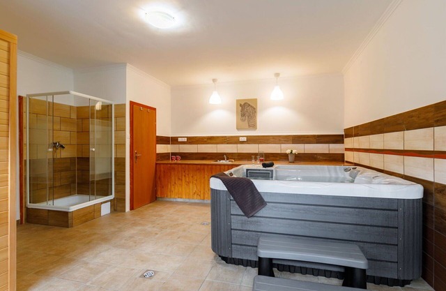 Wonderful private villa for 12 people with hot tub, private pool, TV and terrace