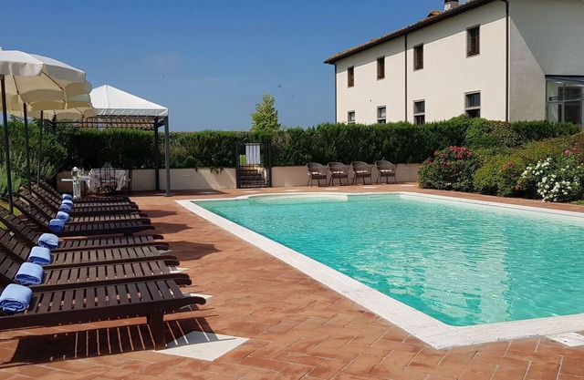 Wonderful private villa with WIFI, private pool, sauna, A/C, hot tub, TV, patio, close to Cortona