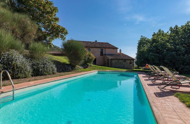 Wonderful private villa with private pool, WIFI, TV and panoramic view, close to San Gimignano