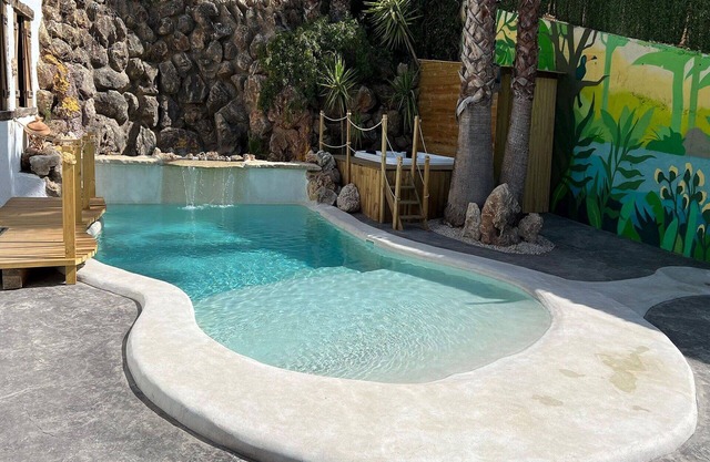 Wonderful private villa for 4 people with WIFI, private pool, A/C, hot tub and parking