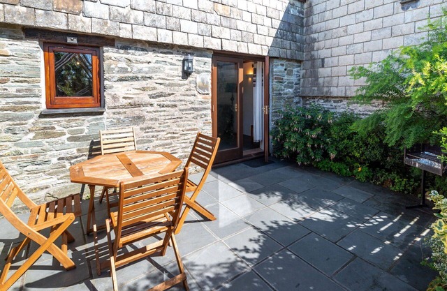 Wonderful private villa for 2 guests with hot tub, WIFI, TV, patio, pets allowed and parking