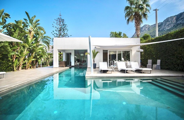 Wonderful private villa for 4 people with A/C, WIFI, private pool, TV, pets allowed and parking