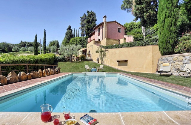 Wonderful private villa for 10 guests with private pool, A/C, WIFI, TV, patio and pets allowed