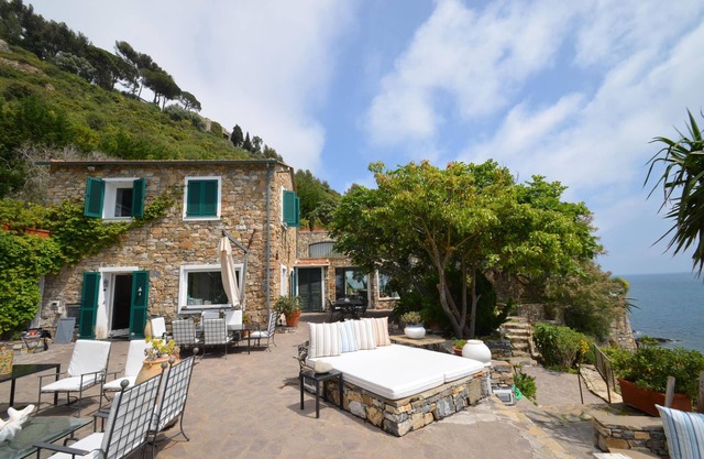 Wonderful property with garden terrace in a unique position directly on the sea