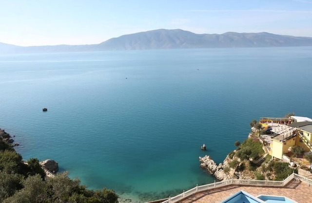 Wonderful Sea View 1 bedroom apartment with pool and parking.