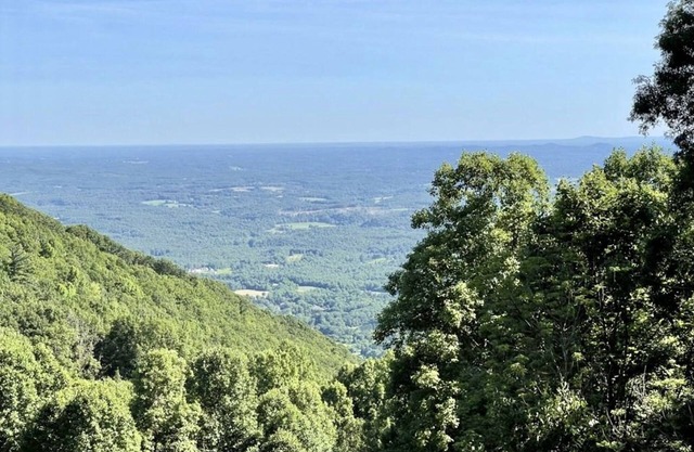 Wonderful view 2/2 villa. A block away from the Blue Ridge Parkway. 2 balconies!