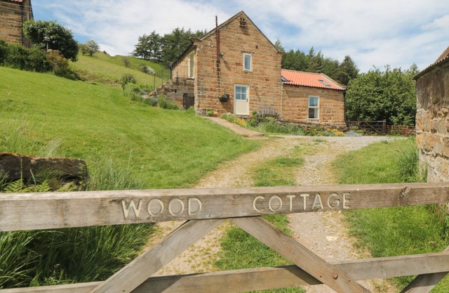 WOOD COTTAGE, family friendly, character holiday cottage in Stokesley