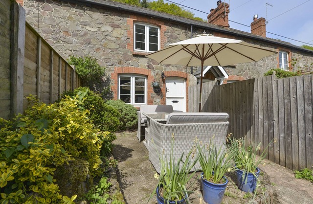 WOODEDGE, pet friendly, character holiday cottage in Porlock