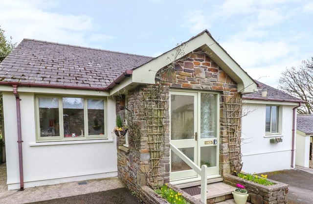 WOODGREEN COTTAGE, pet friendly, with open fire in Narberth