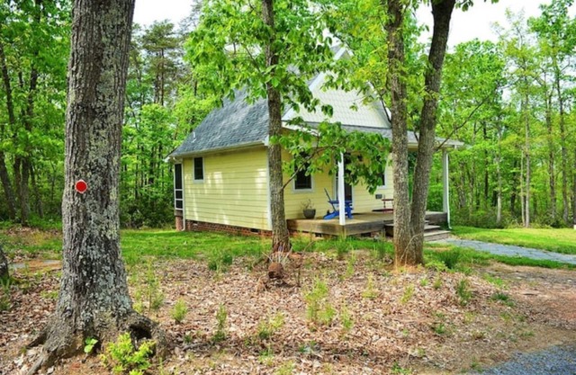 Woodland Cottage near Yogaville, nestled in woods