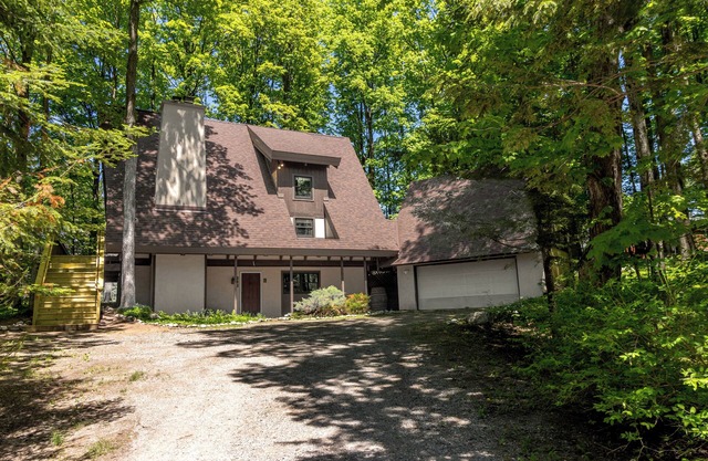 Woodland Lodge: 4 BR, 3 BA in Harbor Springs, Sleeps 10