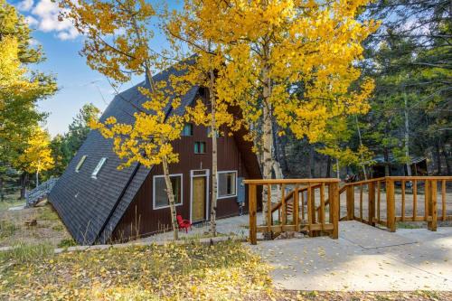 Woodland Park Scandi Cabin, Mtn Views & Hot Tub
