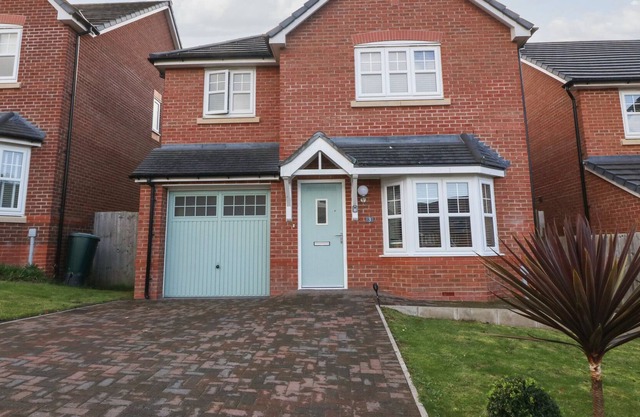 WOODLAND VIEW, pet friendly, with a garden in Old Colwyn