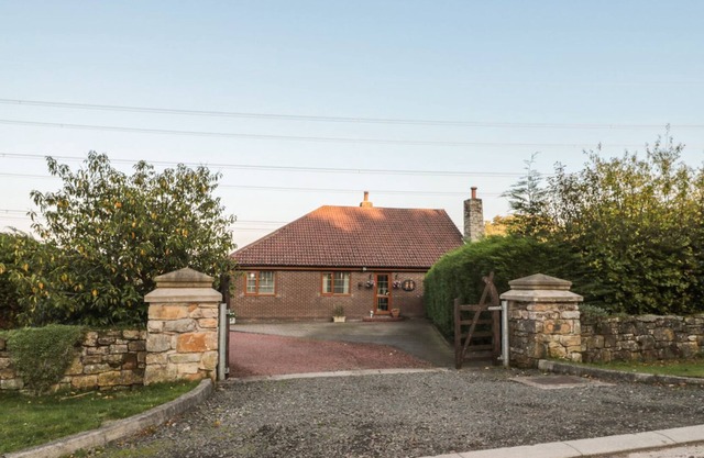 WOODLANDS, pet friendly, with hot tub in Edlingham