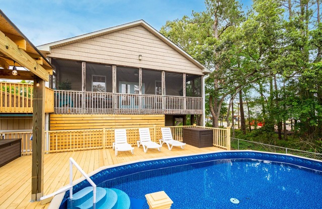 Woodlands Wonder: Cute Oak Island Cottage with Private Pool Welcomes Nightly Res