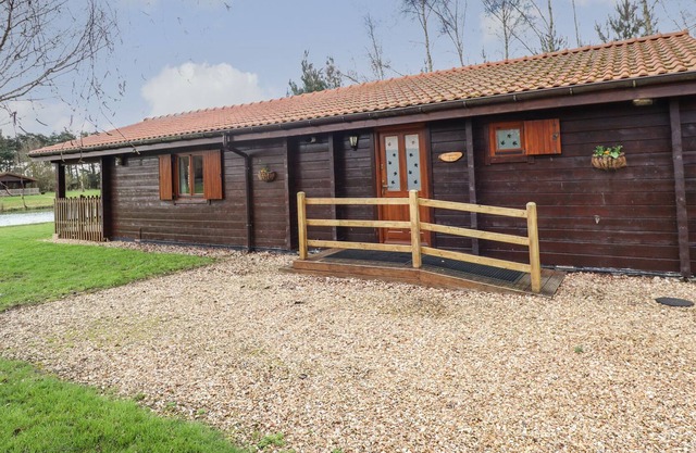 WOODPECKER LODGE, pet friendly, with a garden in Bardney