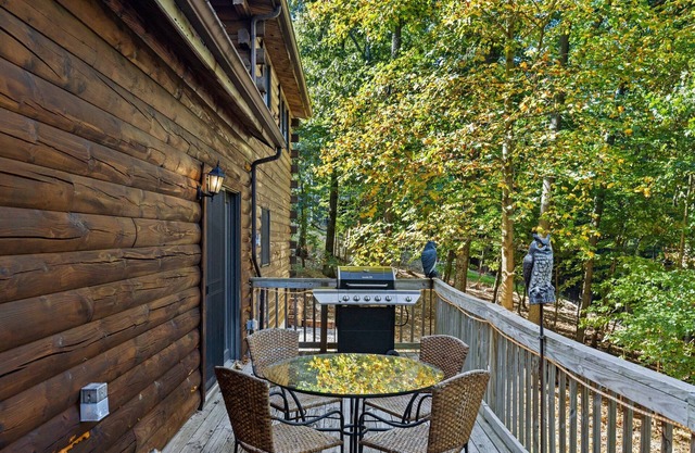 Woodpecker Woods - Cozy Log Cabin w/Hot Tub!
