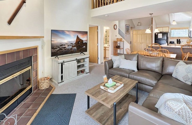 Woods Resort Village 10 Cozy Killington Escape –1BR + Loft, Fireplace, Pool & Hot Tub Access