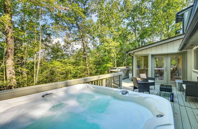 Woodsy Retreat w/Deck & Views in Dahlonega!