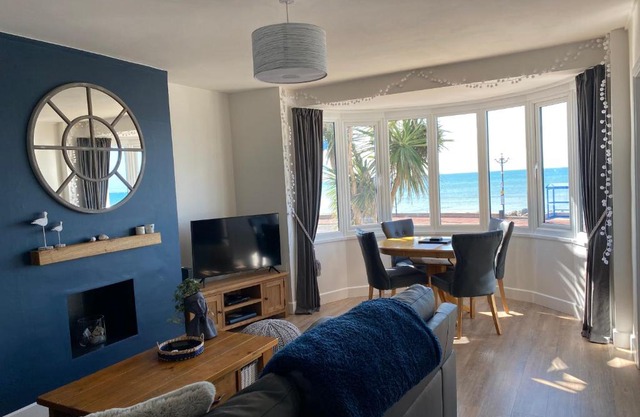 Worthing Beach 180 - 2 bed seafront with parking