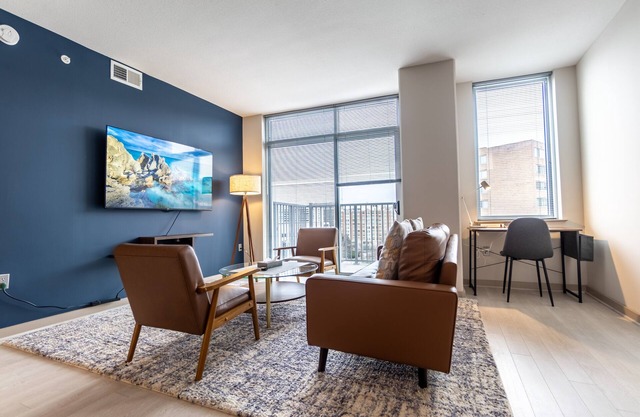 Wow! 5 min to DC/Metro/Mall Stunning 2B King Bed Pool Gym