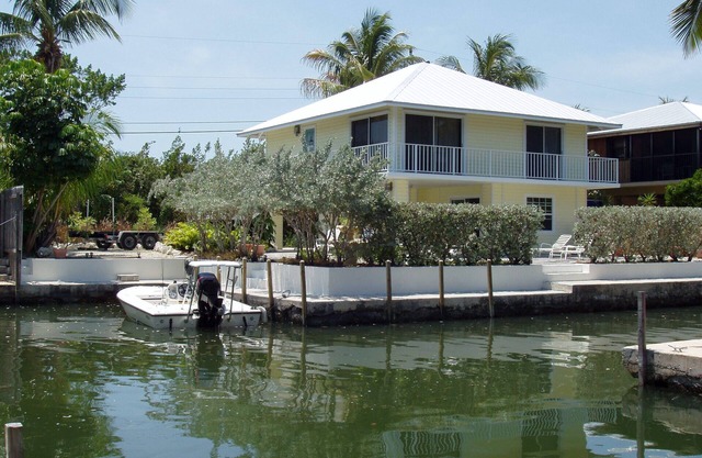WOW! WATERFRONT CANAL HOME-RELAXING, FRESH & CLEAN-FISH, SWIM, SNORKEL CLOSE BY!
