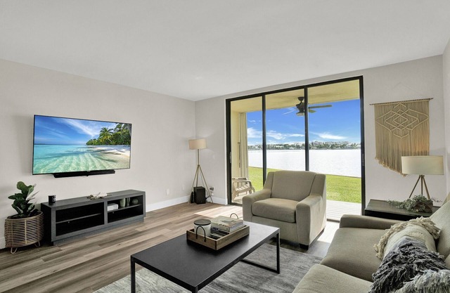 Wow! Waterfront condo & Boat dock@Palm Beach