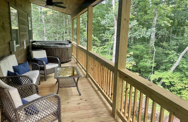 Wraparound Balcony 🌟Private Hot Tub 🌟 Fire Pit 🌟 Spring Fever Getaway!