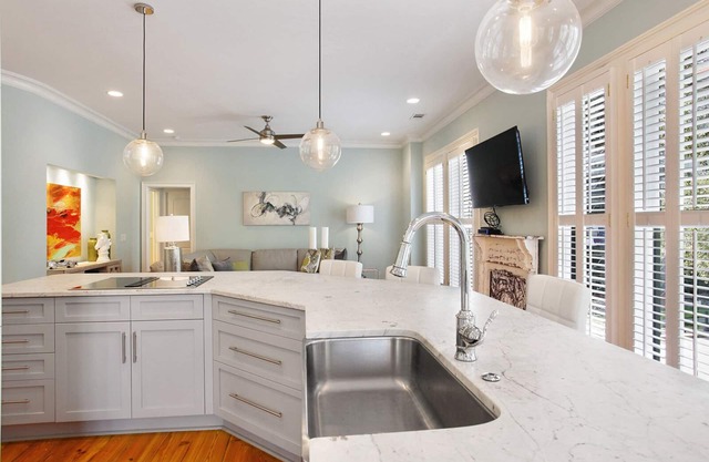 Wright Square Loft: Amazing Unit A in Downtown Savannah With Great Views!