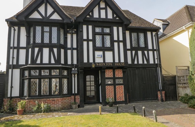 WROXTON HOUSE, pet friendly, character holiday cottage in Oxford