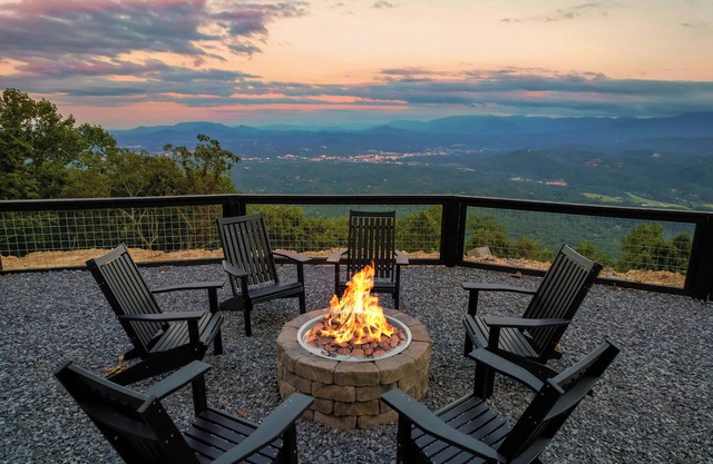 Wynn's Endless Views: Views*Pool*HotTub*Wifi*Theater*Games*Putt-Putt*FirePit