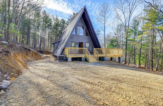 Wytheville A-Frame Cabin w/Wraparound Deck