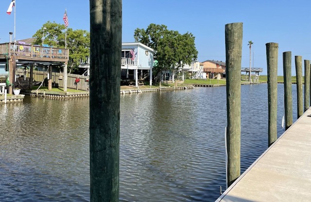 Xanadu/hidden paradise-beautiful 3story canal home-backyard fishing/crabbing