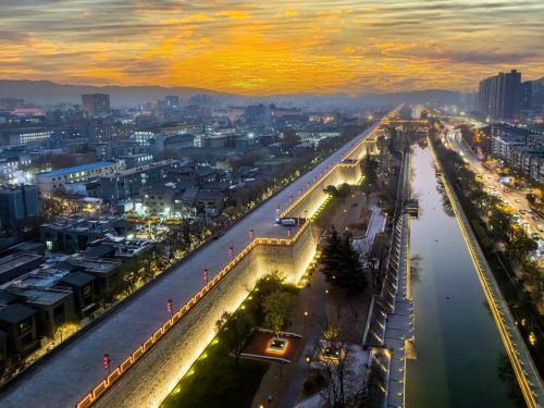 Xi You Hotel禧又 - near Xi'an City Wall, Daming Palace, with ticket service for featured scenic spots ,Paid Airport shuttle and tour charter services available,Welcome gifts and a cup of freshly ground coffee