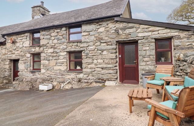 Y BWTHYN, pet friendly, character holiday cottage in Llanbedr