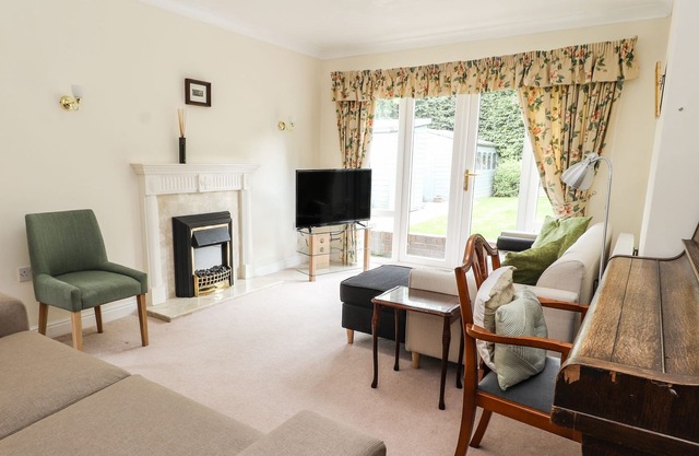 Y PINWYDD ANNEX, character holiday cottage, with a garden in Holywell