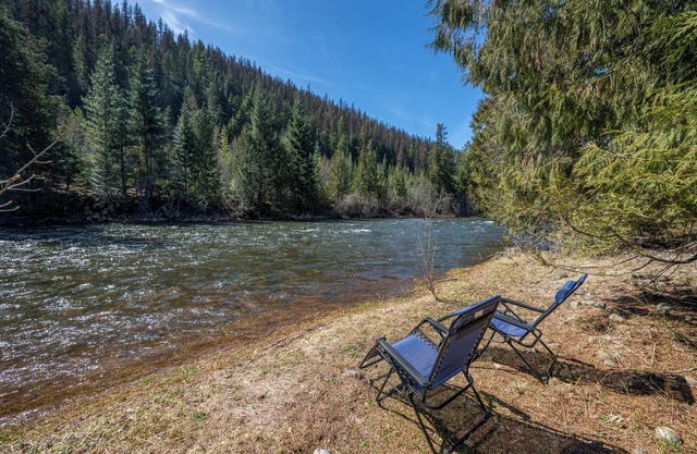 Yaak Riverfront Cabin -nHunting, Fishing & Family Get Away!