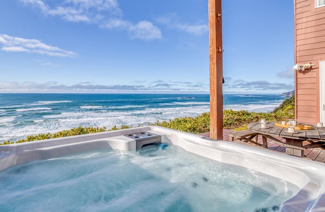 Yaquina Head Lighthouse Views, Hot Tub Home with Awe Inspiring Views!