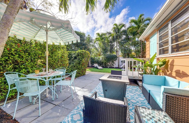 Yard & Hot Tub: Historic Lake Worth Cottage!