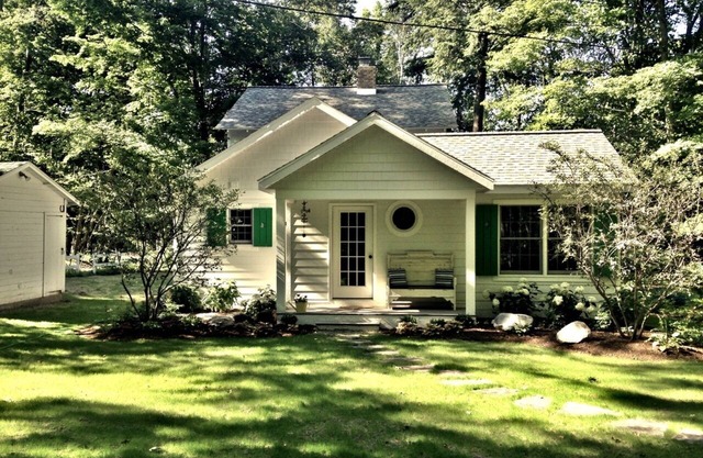 Year round Crystal Lake cottage, newly remodelled 4br/1ba, w/sandy beach!