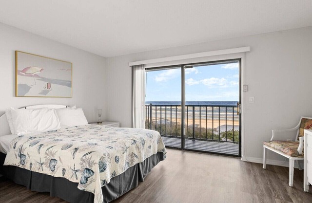 Yellow Sunshine Oceanfront Townhouse, Private Balcony