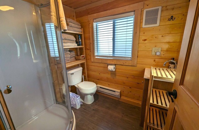 Yellowstone's Treasure Cabin #1, few min drive to Yellowstone Park