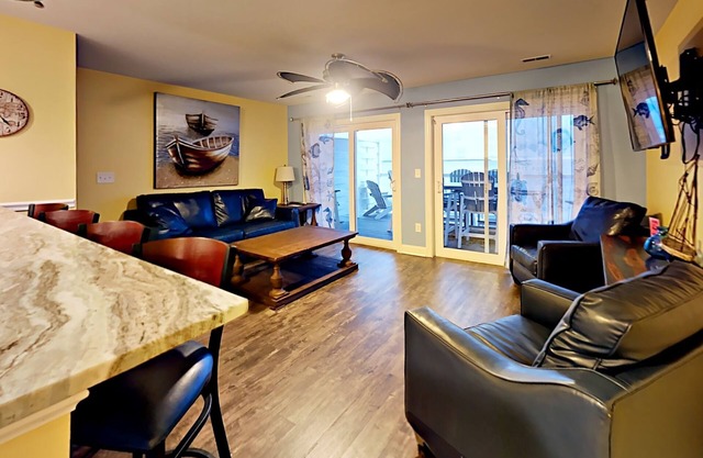 You Deserve the Best! NEW 4 BR, 3 BA - Two Lakefront Decks -12 ppl max- C205
