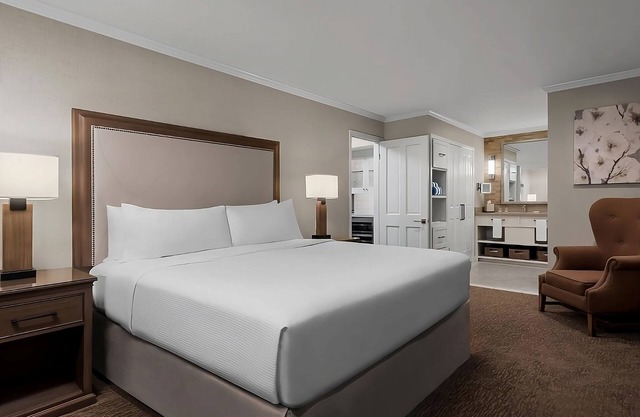 You'll Definitely Come Back! Resort Near Garfield Park, Free Parking, Golf, Pool