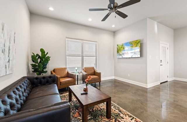 Youngsville Stay Two Kings+ En Suites by Complex