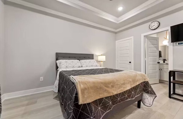 Your 2025 Ideal Studio Near Medical Ctr & Downtown