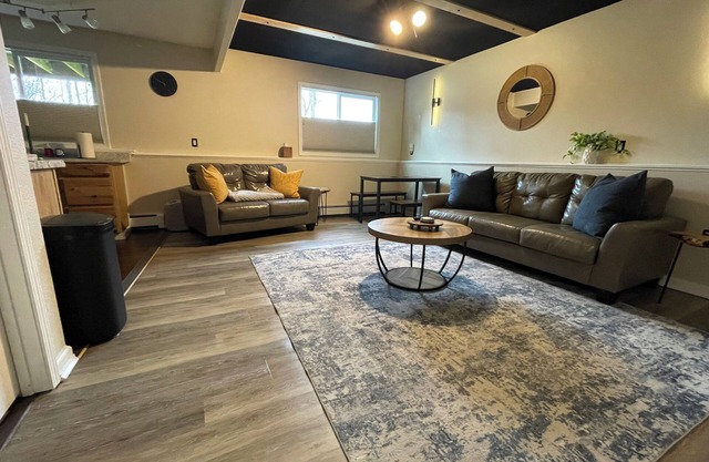 Your Alaskan Getaway - 2 Bedroom 1 bath close to everything!