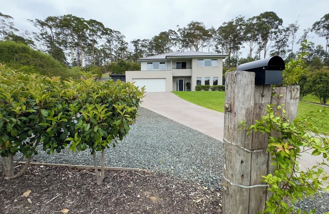 Your Family Retreat Awaits -Spacious home Sleeps 8 (Up to 11 Upon Request)