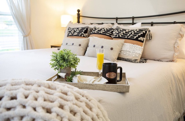 Your Home Away From Home~nDowntown Windsor